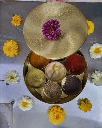 Ayurvedische Gewürze in traditioneller Masala-Box